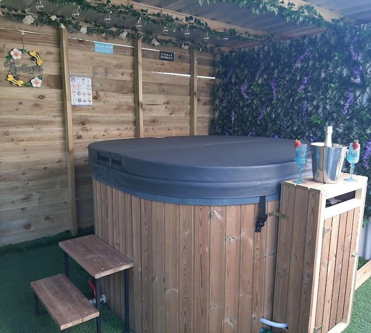 Anglesey New Modern Shepherds Hut With Spa Hot Tub Gwalchmai Eksteriør bilde